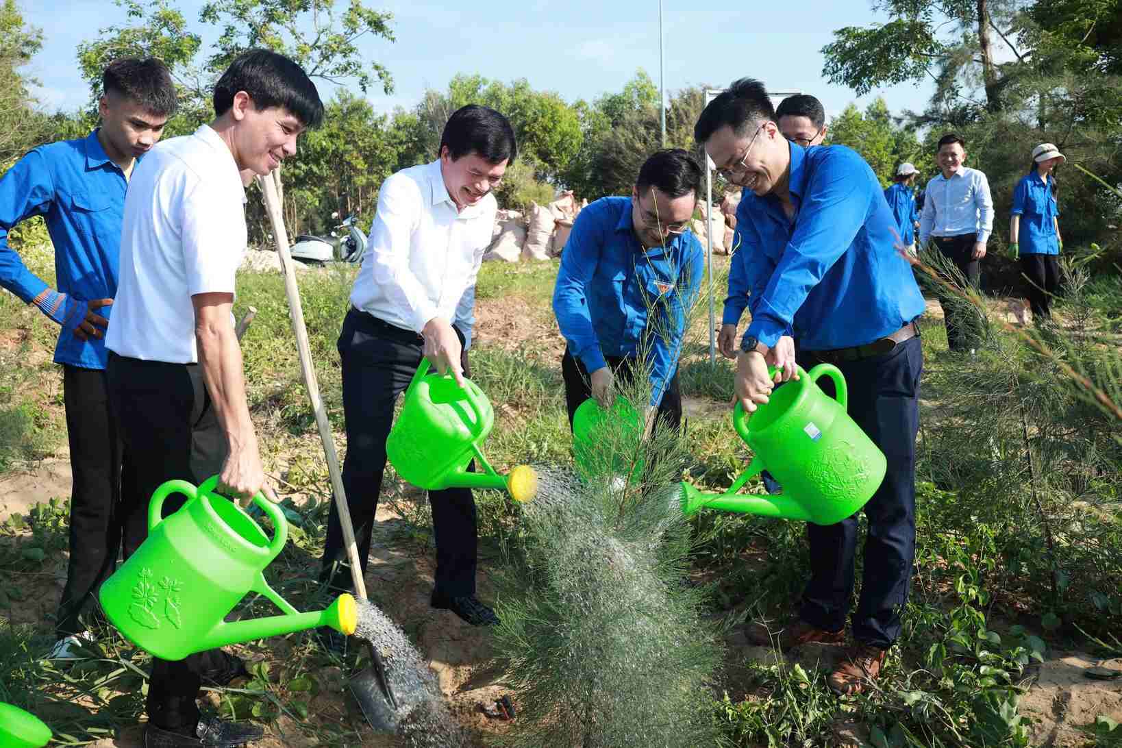 Các đại biểu cùng đoàn viên, thanh niên tham gia trồng cây sau lễ ra quân Chiến dịch Thanh niên tình nguyện Hè năm 2026. Ảnh: Ngọc Anh
