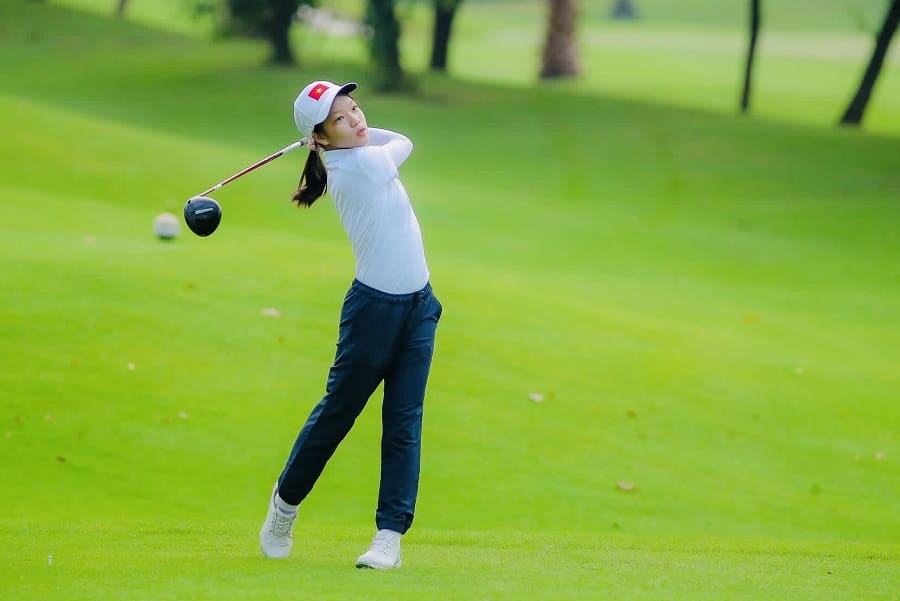 Vietnamese golfers practice preparing for the tournament at Long Bien golf course (Hanoi). Photo: VGA