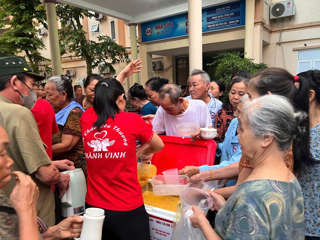 Nhóm thiện nguyện Nồi Cháo Yêu Thương Thành Vinh tặng cháo cho bệnh nhân tại bệnh viện. Ảnh: Ngọc Anh