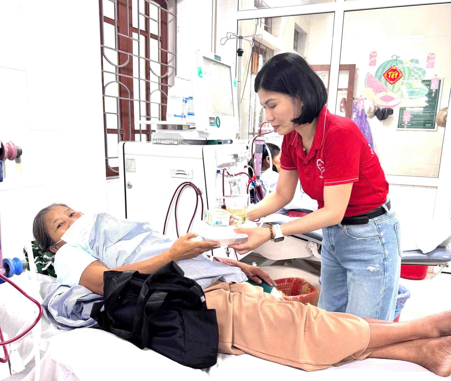 Thanh Vinh Loving Porridge Volunteer Group gives porridge and lunch to patients, spreading the spirit of sharing with difficult circumstances. Photo: Ngoc Anh