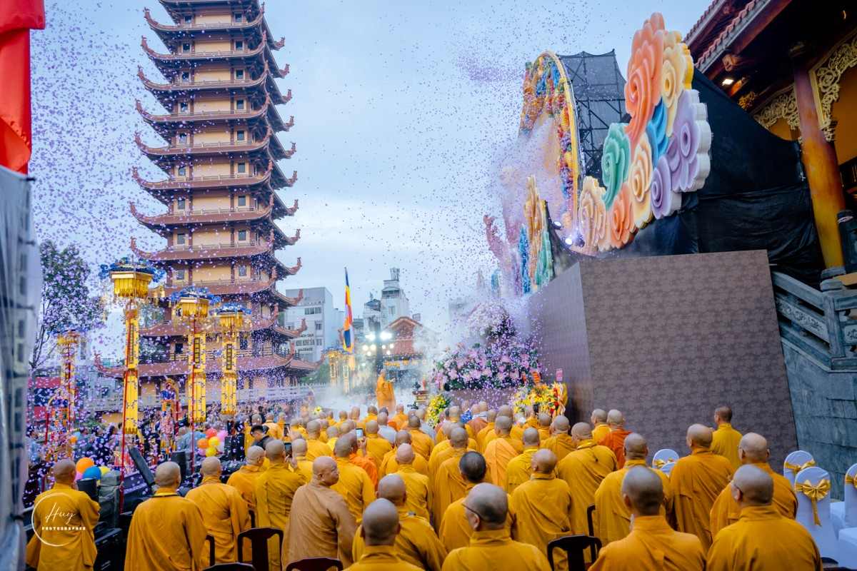 Đại lễ Phật đản không chỉ là sự kiện tôn giáo quan trọng mà còn là dịp để lan tỏa tinh thần từ bi, hòa hợp và sẻ chia trong cộng đồng. Ảnh: Đăng Huy