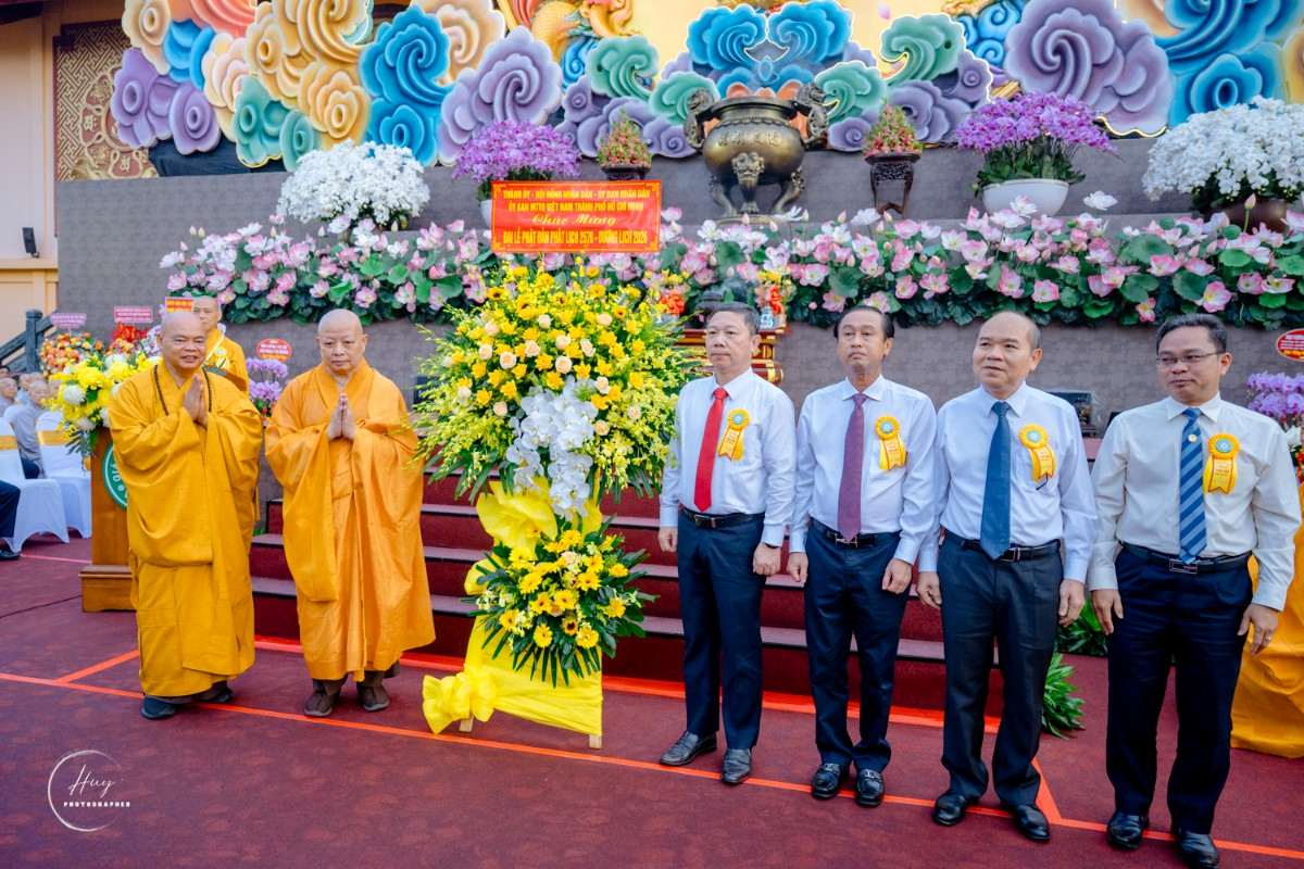 Đại diện lãnh đạo TPHCM dâng lẵng hoa cúng dường Đức Phật. Ảnh: Đăng Huy