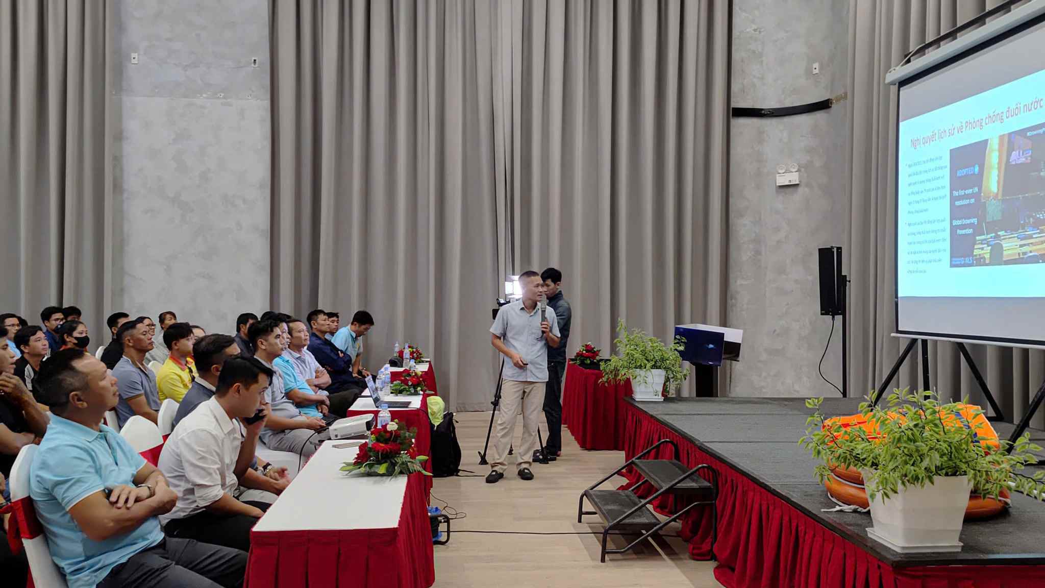 More than 200 people in Lam Dong are equipped with drowning prevention skills. Photo: Hoai Thanh