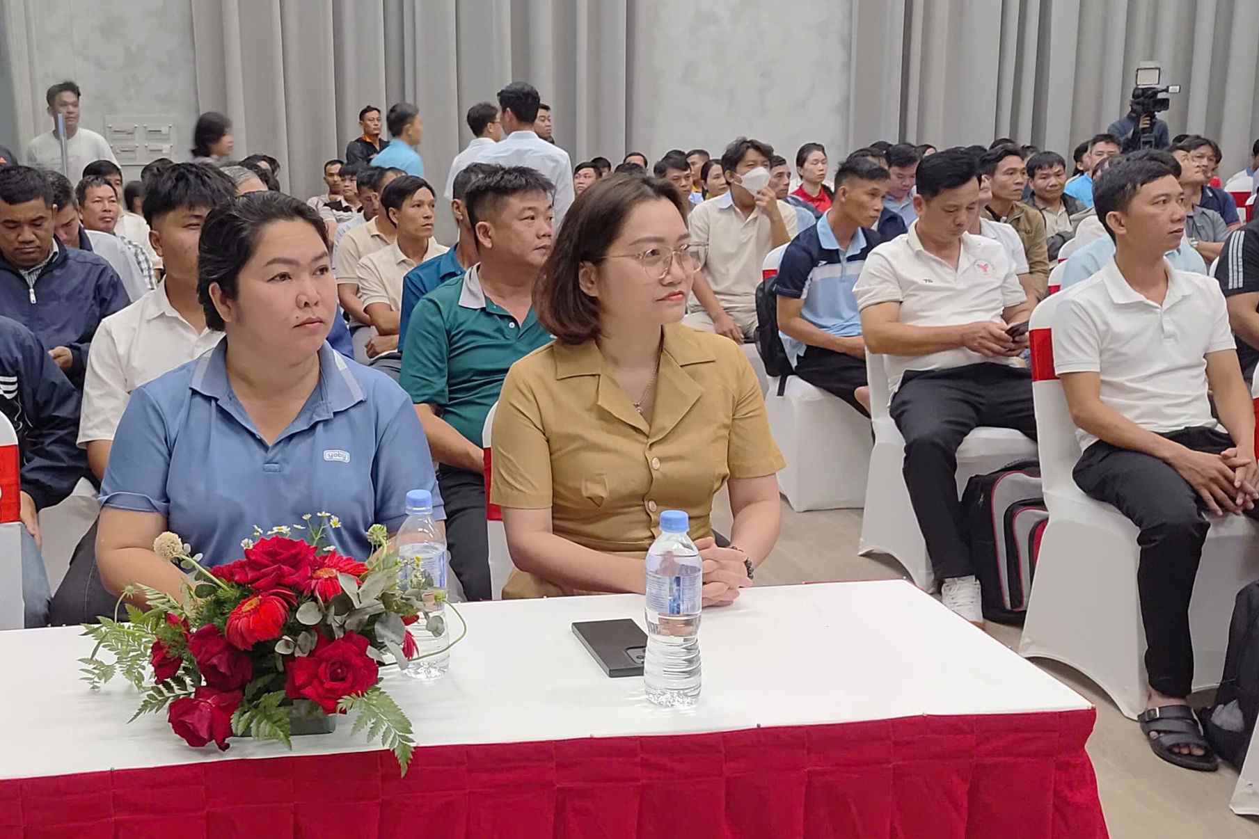 Các cán bộ, giáo viên Lâm Đồng dự tập huấn trang bị kỷ năng phòng, chống đuối nước. Ảnh: Hoài Thanh 