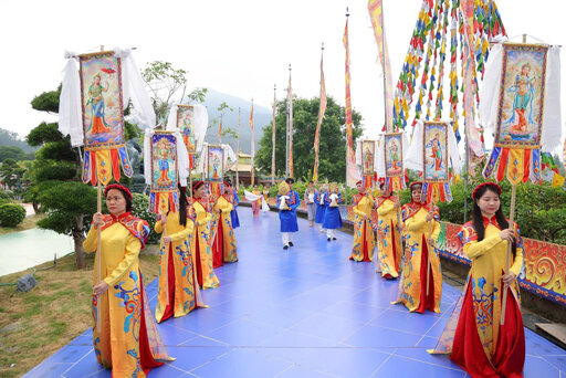 Nghi thức cung rước phẩm vật mừng Phật đản theo Phật giáo Kim Cương thừa. Ảnh: Ban tổ chức