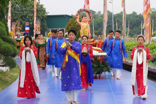 Flower carriage carrying Buddha's Birthday. Photo: Organizing Committee