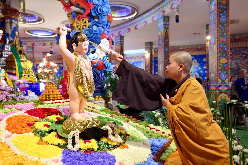 Chư Ni sư Bảo tháp Mandala Tây Thiên và Phật tử thực hành nghi lễ tắm Phật. Ảnh: Ban tổ chức