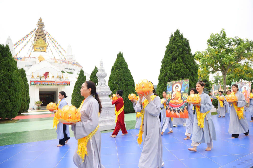Phật tử dâng hoa sen hình Phật đản sinh vi nhiễu Bảo tháp trong ngày Đại lễ. Ảnh: Ban tổ chức