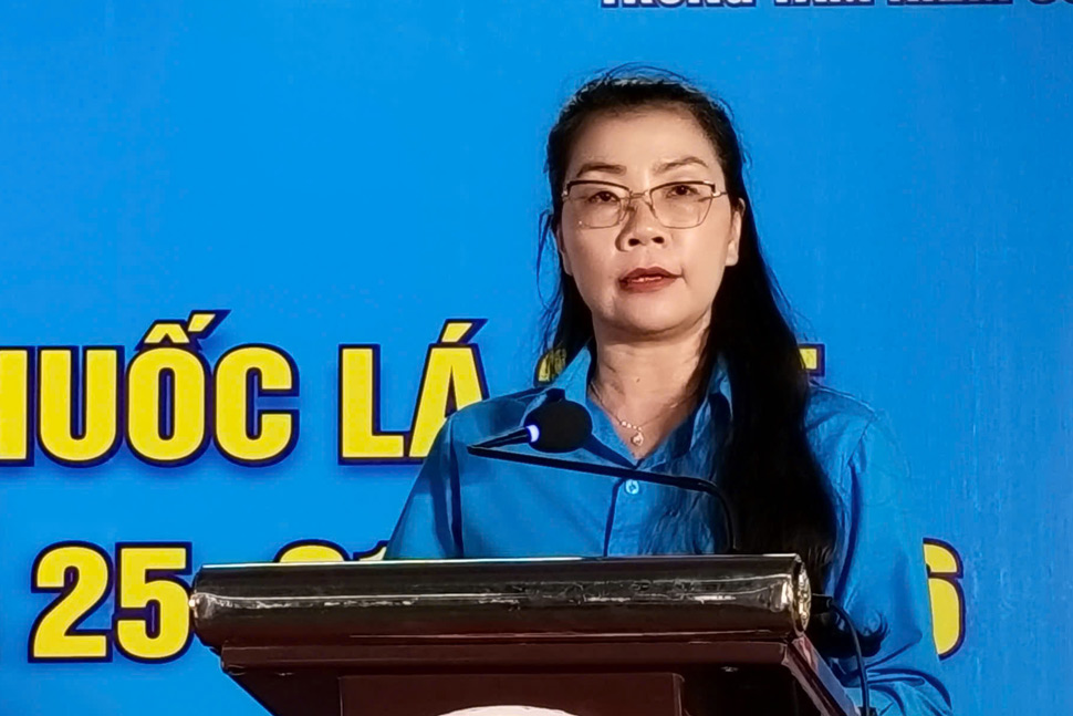 Bà Nguyễn Thị Thanh Thủy - Phó Chủ tịch Liên đoàn Lao động tỉnh Gia Lai - truyền tải thông điệp xây dựng môi trường không khói thuốc đến cán bộ Công đoàn, đoàn viên, người lao động. Ảnh: Huy Trang