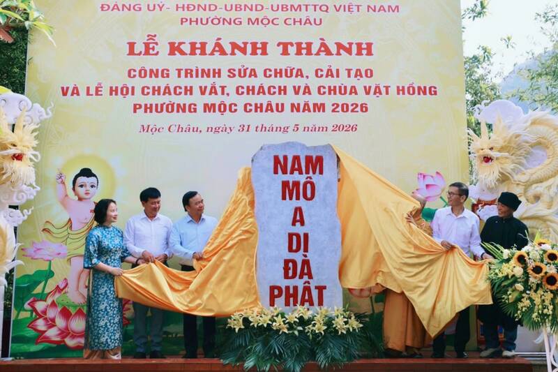 Các đại biểu thục hiện nghi thức khánh thành công trình sửa chữa, cải tạo chùa Vặt Hồng. Ảnh: Trung tâm DVTH phường Mộc Châu