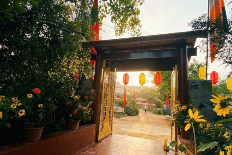 Cổng chùa Vặt Hồng khang trang hơn sau khi được tôn tạo, sửa chữa. Ảnh: Trung tâm DVTH phường Mộc Châu