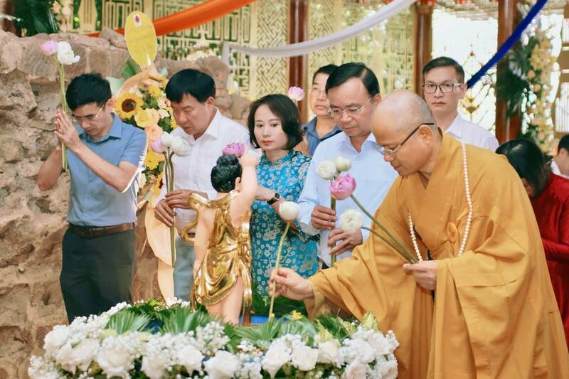 Delegates perform rituals in the Chach Vat, Chach Va Ceremony (Buddha Statue Bathing Ceremony) at Vat Hong Pagoda, Moc Chau Ward, Son La Province. Photo: Moc Chau Ward DVTH Center