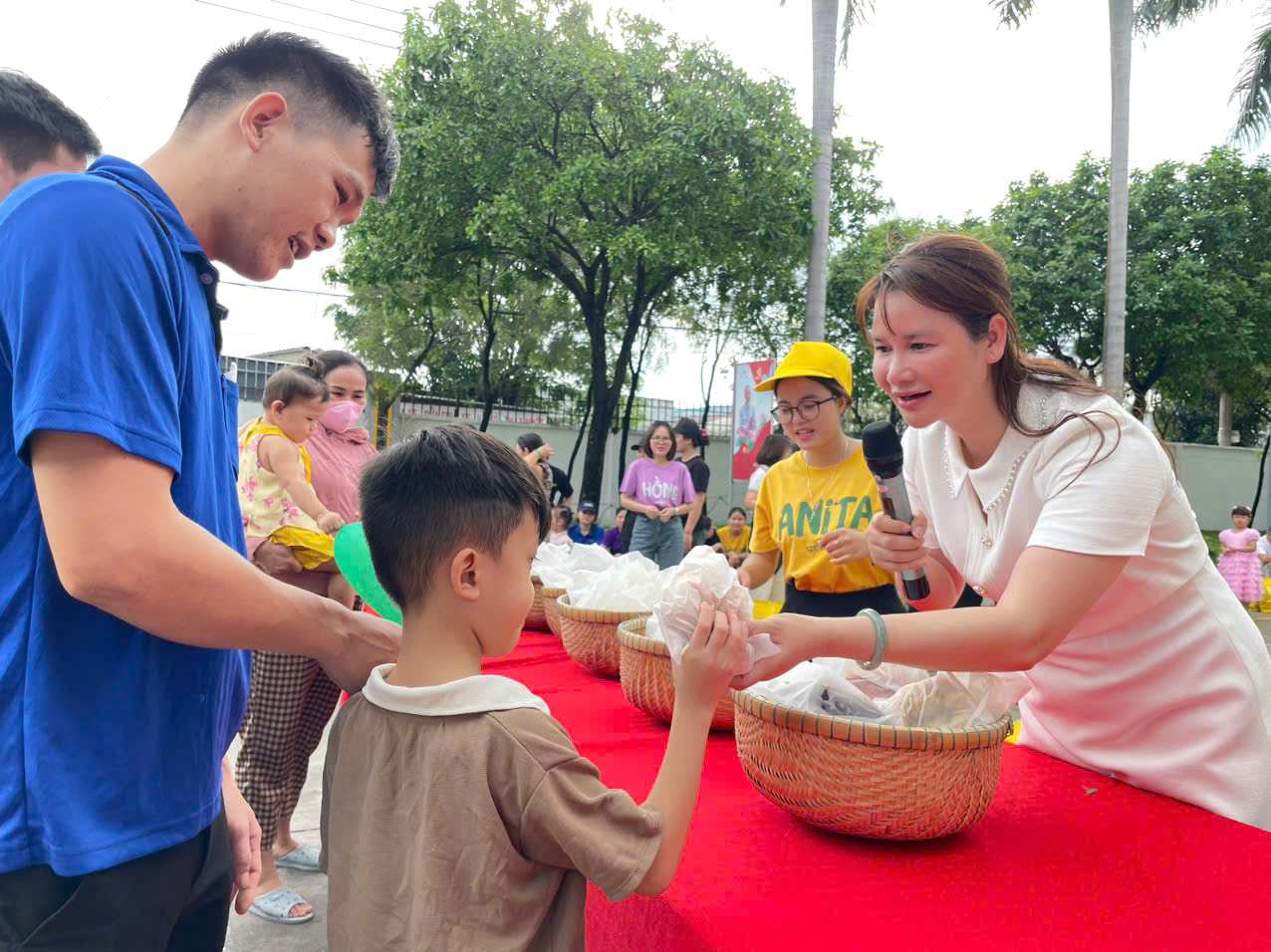 Bà Lê Thị Hương - Chủ tịch CĐCS công ty tặng quà cho con em công nhân, lao động. Ảnh: Đình Trọng