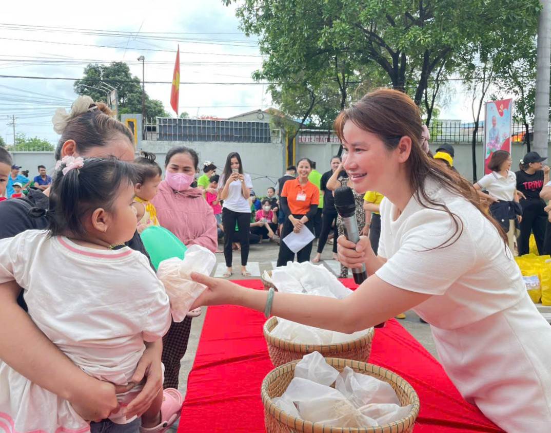 The grassroots trade union of Cua Y A Chau Engineering Co., Ltd. presents gifts to workers' children. Photo: Dinh Trong