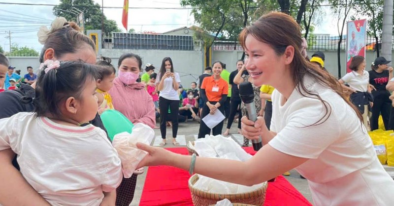 TP.HCM: Tặng quà cho 810 con công nhân