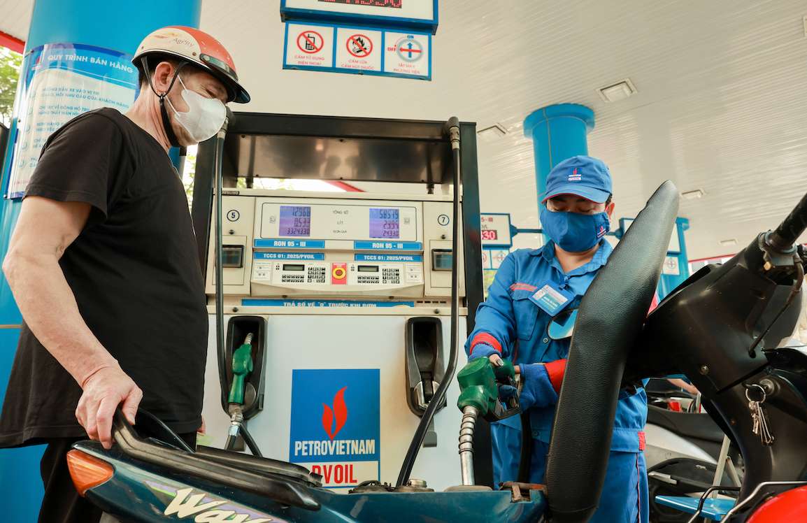 Gasoline prices tend to decrease. Photo: Hai Nguyen