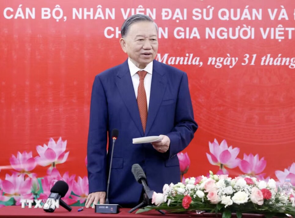 General Secretary and President To Lam speaks at a meeting with officials and staff of the Embassy and representatives of the community, businesses, and Vietnamese experts in the Philippines. Photo: VNA