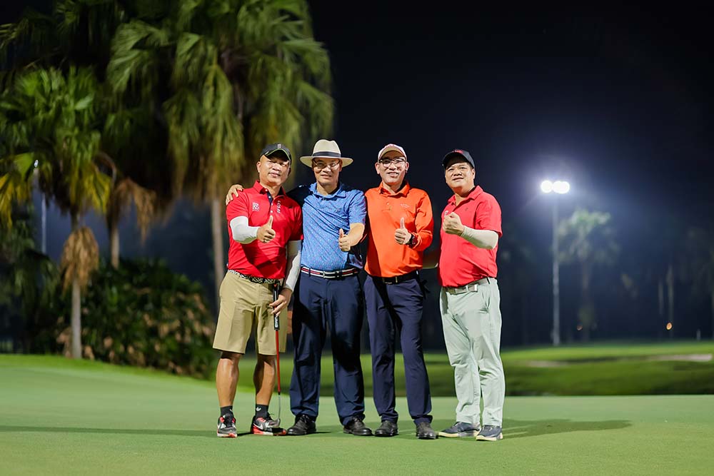 Los golfistas compiten en el evento de inauguración del servicio de golf nocturno en Heron Lake Golf Course & Resort. Foto: Comité Organizador