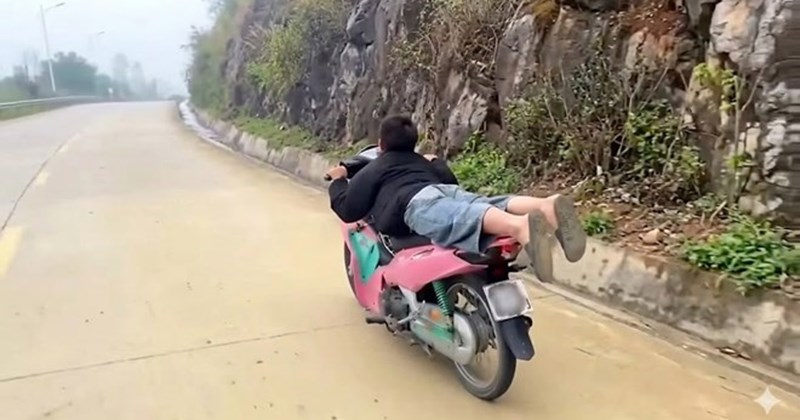 Nằm úp mặt trên yên xe máy, đừng "khoe" trong cảnh bán tháo