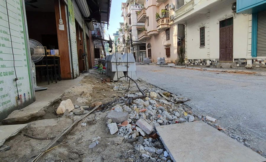 A section of road in Ha Long ward has been dug up and constructed sparingly for many months. Photo: Nguyen Hung