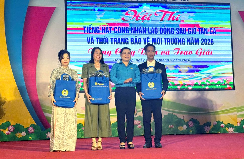 Bà Nguyễn Thị Ngọc Dung - Ủy viên Ban Thường vụ, Trưởng bộ phận Văn phòng Liên đoàn lao động tỉnh Đồng Tháp - trao thưởng cho người lao động may mắn khi bốc thăm trúng thưởng. Ảnh: Thanh Nhàn