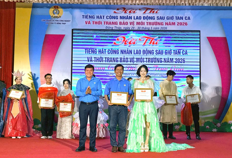 Ban tổ chức trao 02 giải A “Tiếng hát Công nhân lao động sau giờ tan ca” cho thí sinh Nguyễn Quốc Khánh (trình bày tác phẩm Tôi là Lê Anh Nuôi), thuộc Công đoàn cơ sở Công ty TNHH Freeview Industrial (VN) và thí sinh Thanh Phương (tác phẩm Đảng đã cho ta mùa xuân) thuộc Công đoàn cơ sở Công ty TNHH Giày Apache Việt Nam. Ảnh: Thanh Nhàn