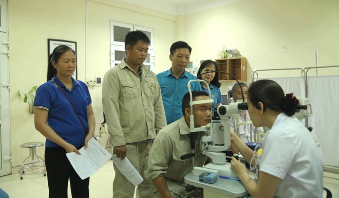 Union members and workers in difficult circumstances in Tuyen Quang are given free health check-ups. Photo: Tuyen Quang Labor Federation