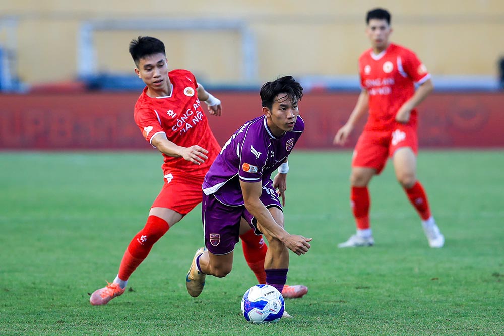 Becamex TPHCM (purple jersey) lost on the field of Hanoi Police. Photo: Minh Dan