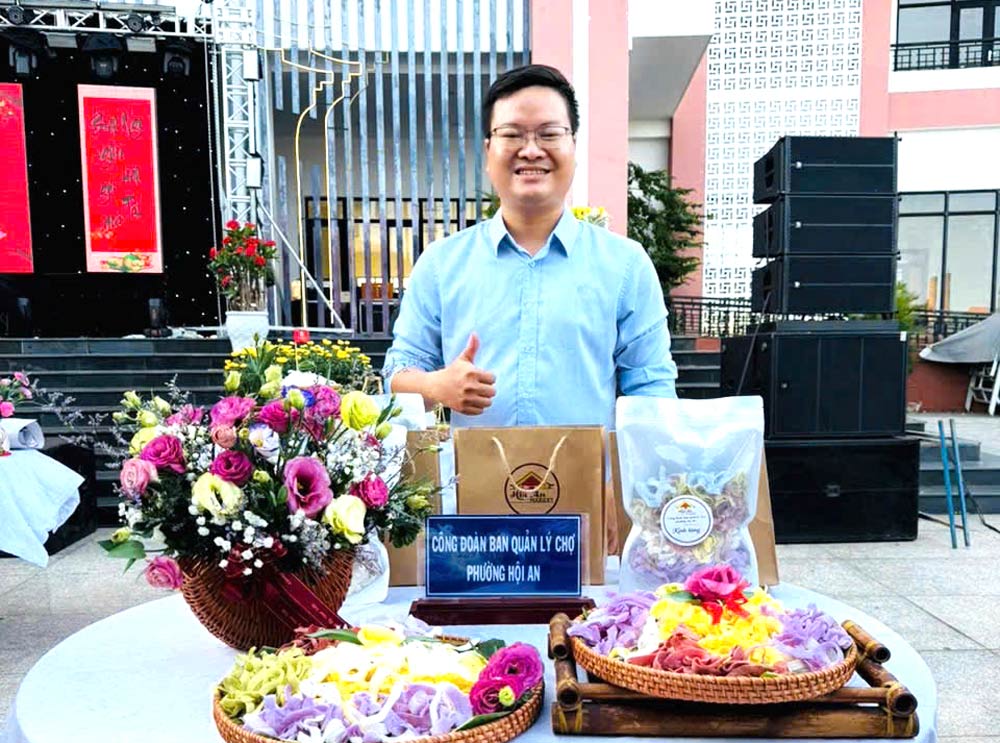 Mr. Le Duong Luc - Chairman of the Trade Union of the Hoi An Ward Market Management Board has concretized learning from Uncle Ho with practical initiatives, models and actions. Photo: Da Nang Trade Union