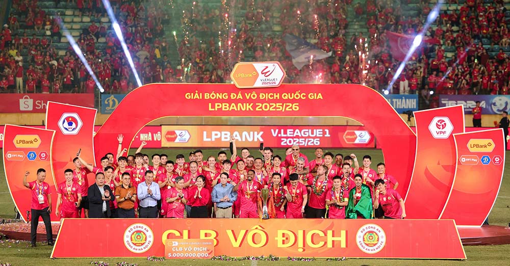 Hanoi Police Club received the LPBank V.League 2025-2026 championship trophy. Photo: Minh Dan