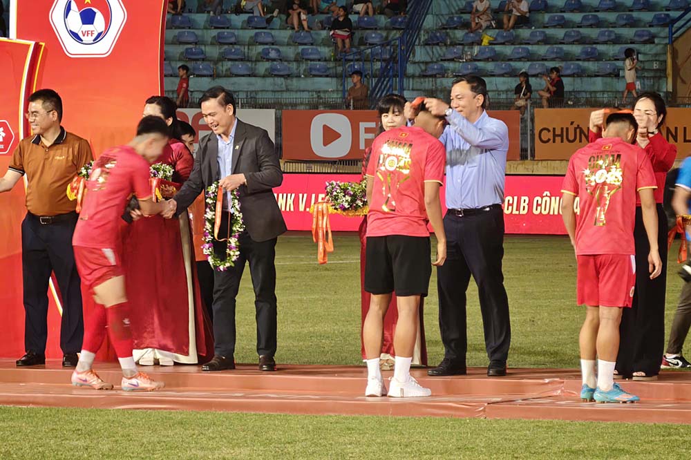 Chủ tịch VFF Trần Quốc Tuấn và Phó Chủ tịch VFF Trần Anh Tú trao huy chương cho các cầu thủ. Ảnh: Minh Dân