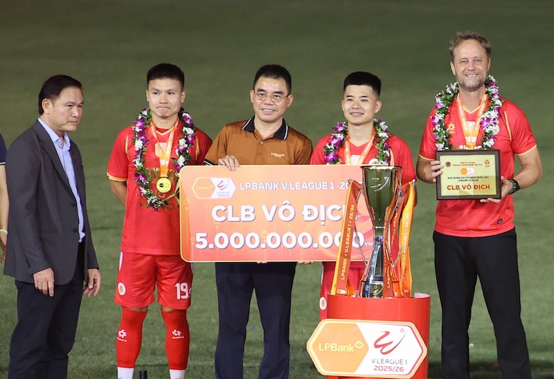 Ông Hồ Nam Tiến, Chủ tịch Ngân hàng LPBank, trao phần thưởng cho nhà vô địch LPBank V.League 2025-2026. Ảnh: Minh Dân