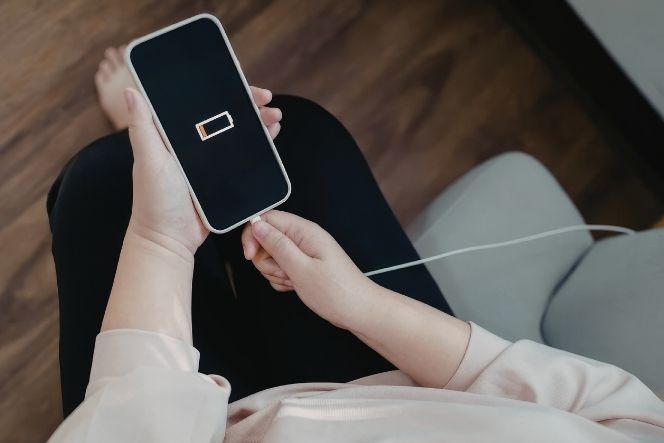 Many habits that seem harmless can cause batteries to degrade faster, reducing device performance and increasing replacement costs. Photo: CV