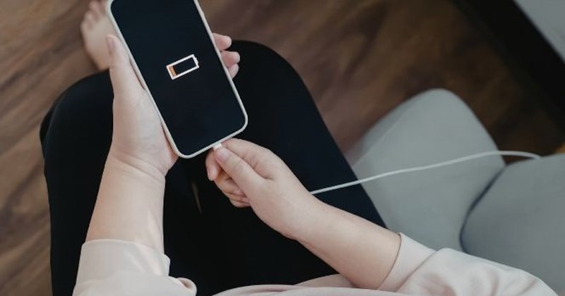Bỏ thói quen sạc điện thoại qua đêm để kéo dài tuổi thọ pin