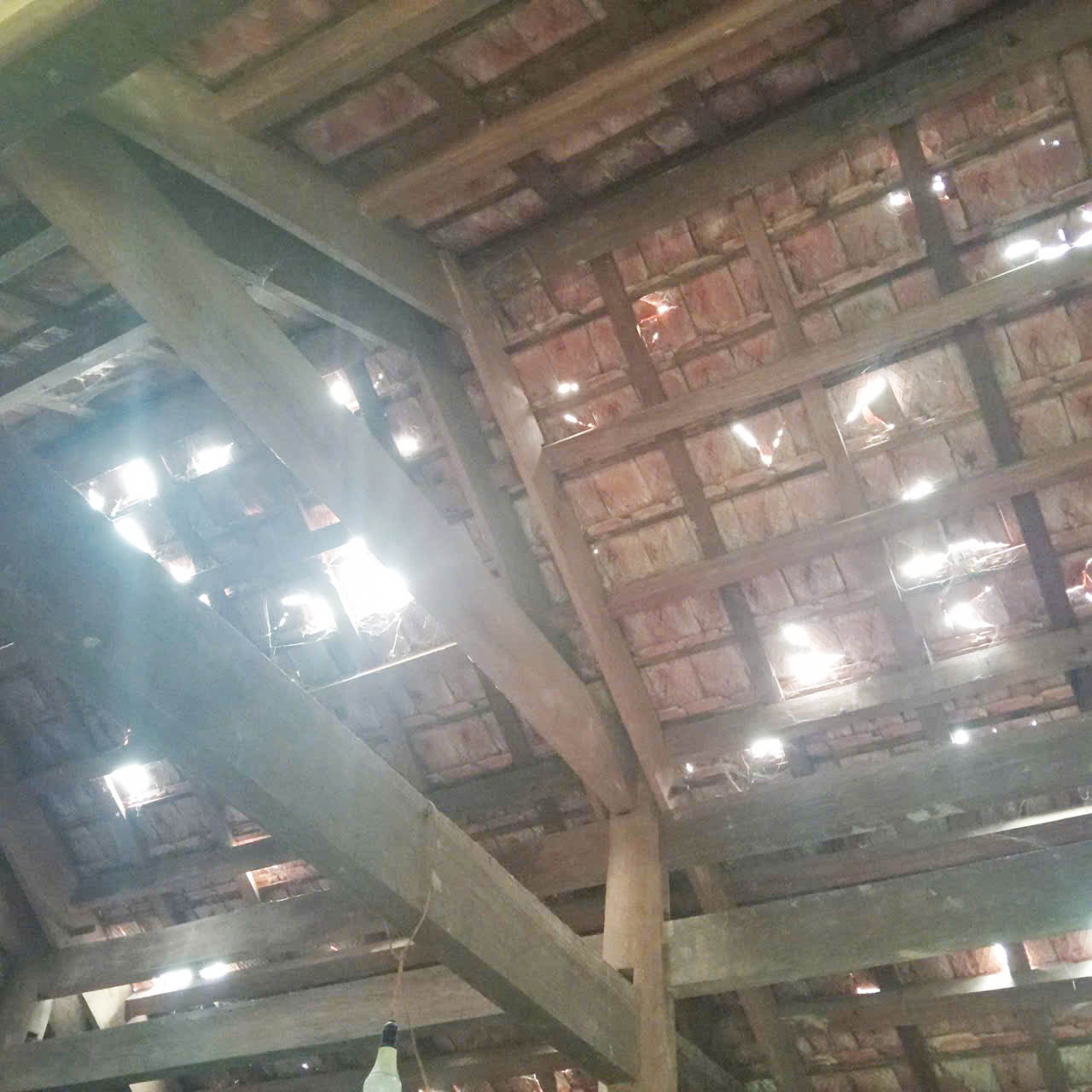 People's roofs in Thanh Binh Tho commune (Nghe An) have holes due to hail. Photo: Ngoc Anh