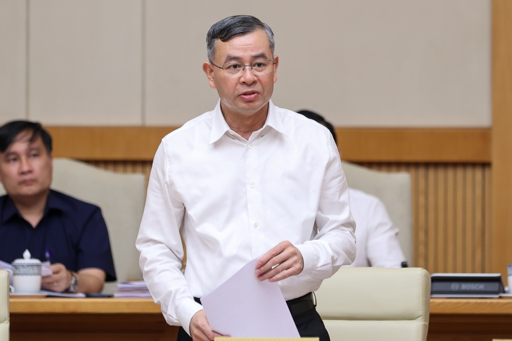 Minister of Finance Ngo Van Tuan proposed that the Government direct the Ministry of Industry and Trade to ensure sufficient supply of gasoline and oil at competitive prices. Photo: VGP