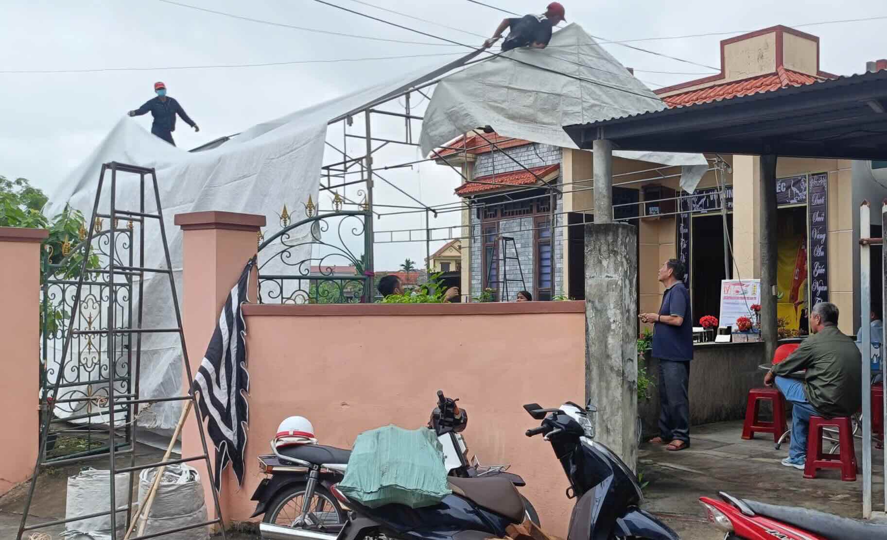 殺人事件後、家族は死亡者の葬儀の準備をしています。写真:タイン・チュン