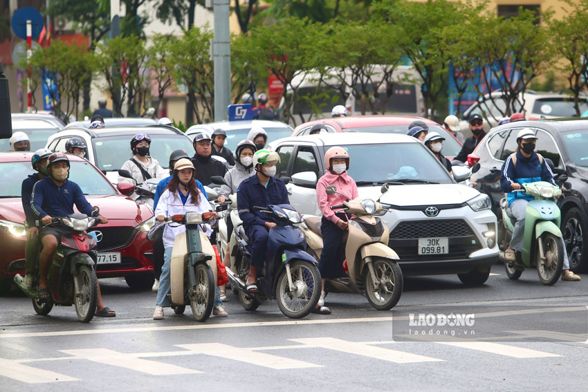Hà Nội trời đã ngừng mưa, tuy nhiên vẫn nhiều mây và âm u. Nhiều người dân khi ra đường đã phải mặc áo dài tay và áo khoác ngoài để giữ ấm.