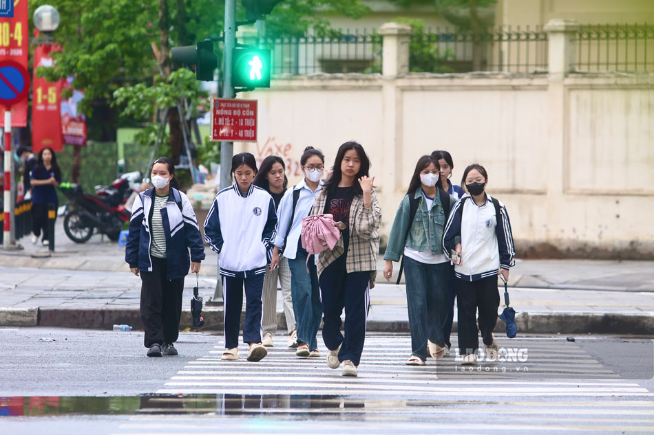 sinh viên đi học sớm chủ động mặc áo dài tay