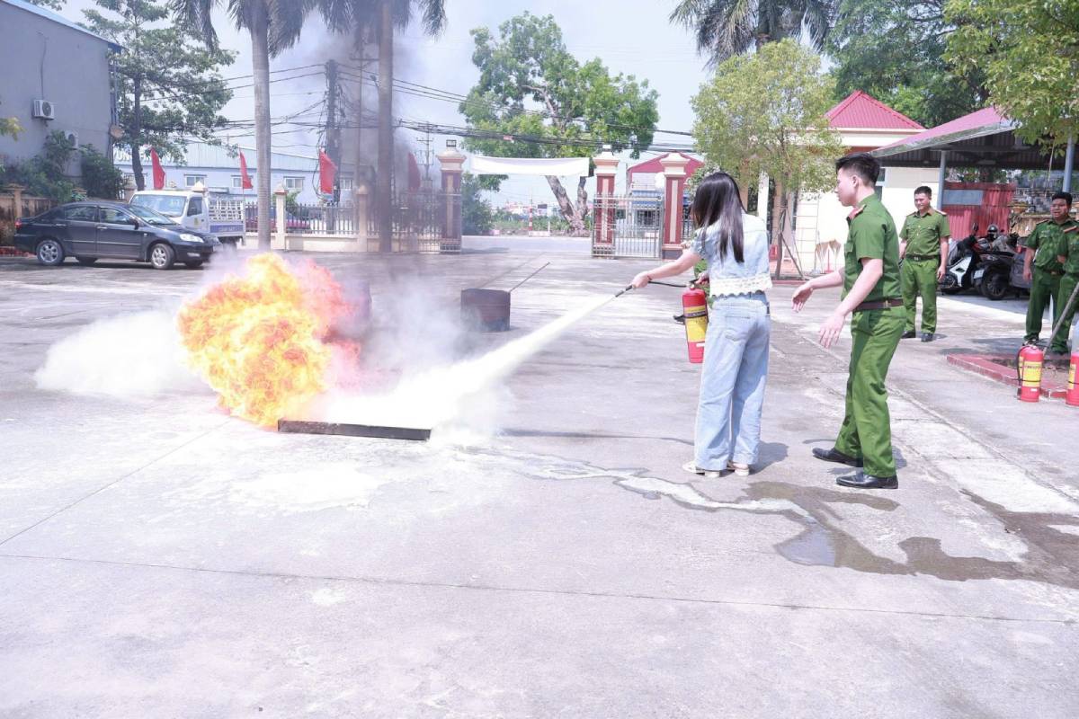 Propagating knowledge, fire prevention and fighting skills and rescue for union members and workers. Photo: Ninh Binh Police