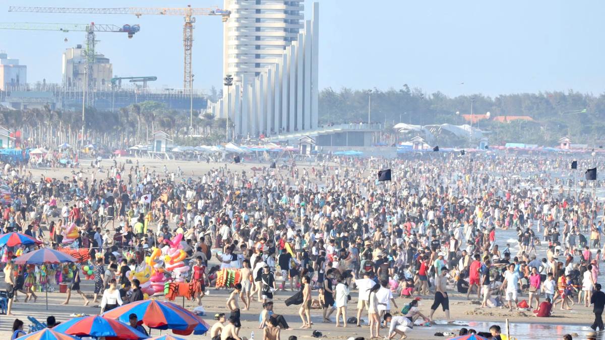 Many areas are crowded with tourists at Bai Sau beach, Vung Tau in the afternoon 1. 5. Photo: Thanh An