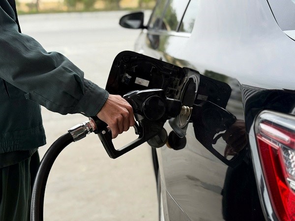 Gasoline and oil prices simultaneously decrease. Photo: Ha Vy