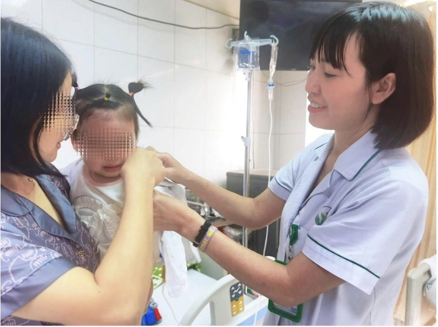 Sau xử lý vết thương, bé được tiêm huyết thanh và vắc xin phòng dại theo phác đồ. Ảnh: BVCC
