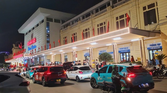 La estación de Hanoi lidera, casi 400.000 pasajeros viajan en tren durante las vacaciones del 30 de abril - 1 de mayo. 5. Foto: Kim Cuong
