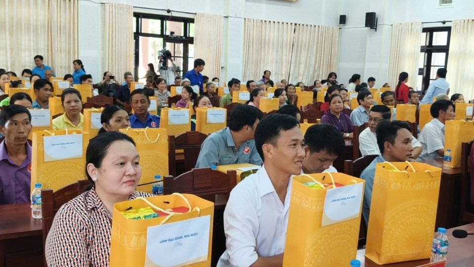 Vinh Long Trade Union serves the presentation of gifts from Party and State leaders to union members and workers on the occasion of April 30 - May 1, 2026. Photo: Vinh Long Provincial Labor Federation