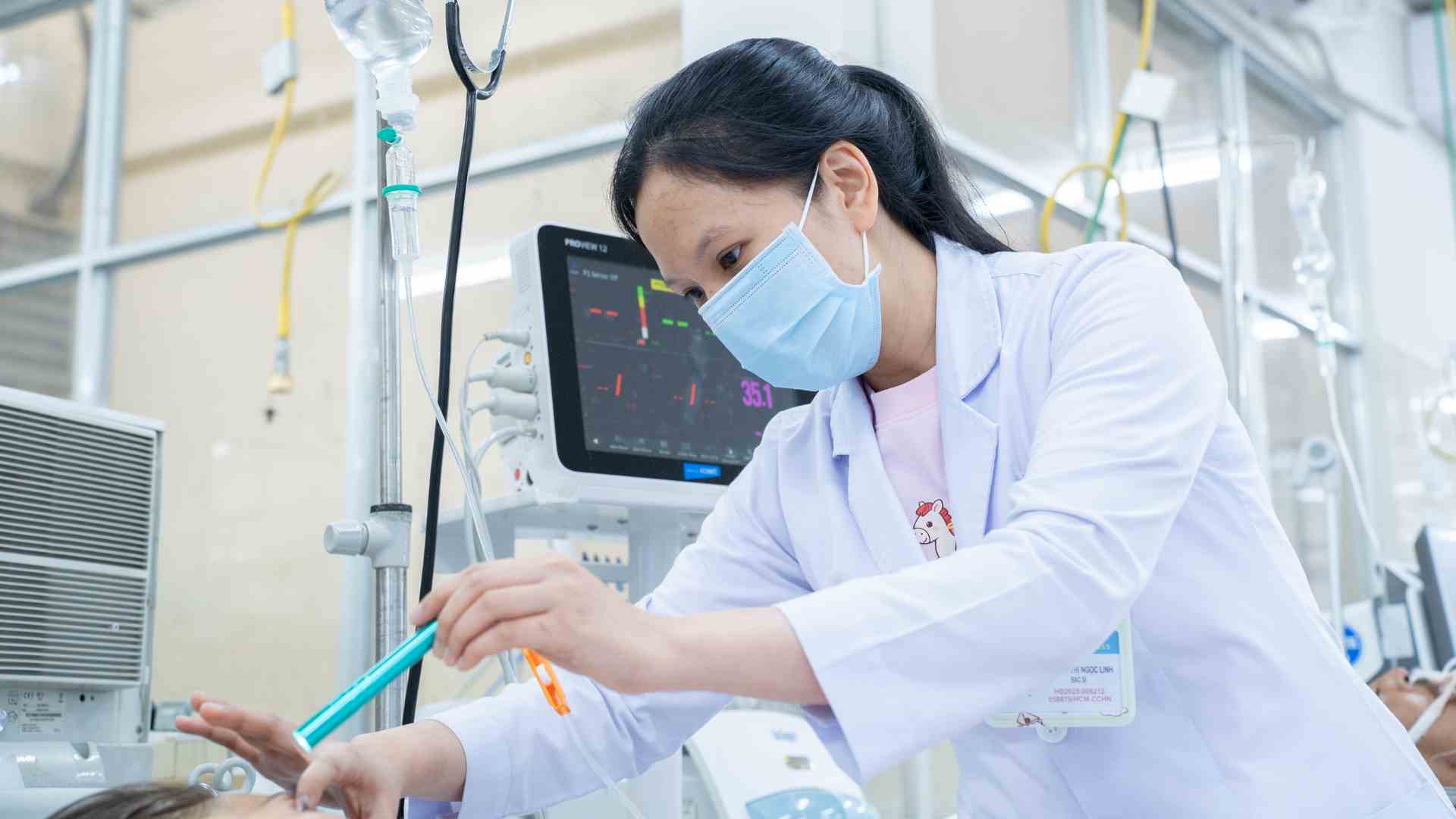 Các trường hợp cấp cứu được nhân viên y tế chăm sóc, tuân thủ quy trình y khoa. Ảnh: BVCC