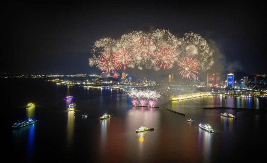 Fireworks on Ha Long Bay. Photo: Dieu Huong