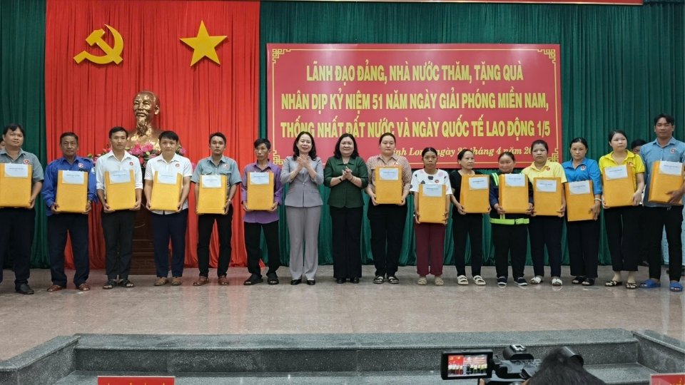 Vice President Vo Thi Anh Xuan and Standing Deputy Secretary of the Provincial Party Committee Ho Thi Hoang Yen present gifts to policy households, poor households, and workers in the province. Photo: Vinh Long Provincial Labor Federation