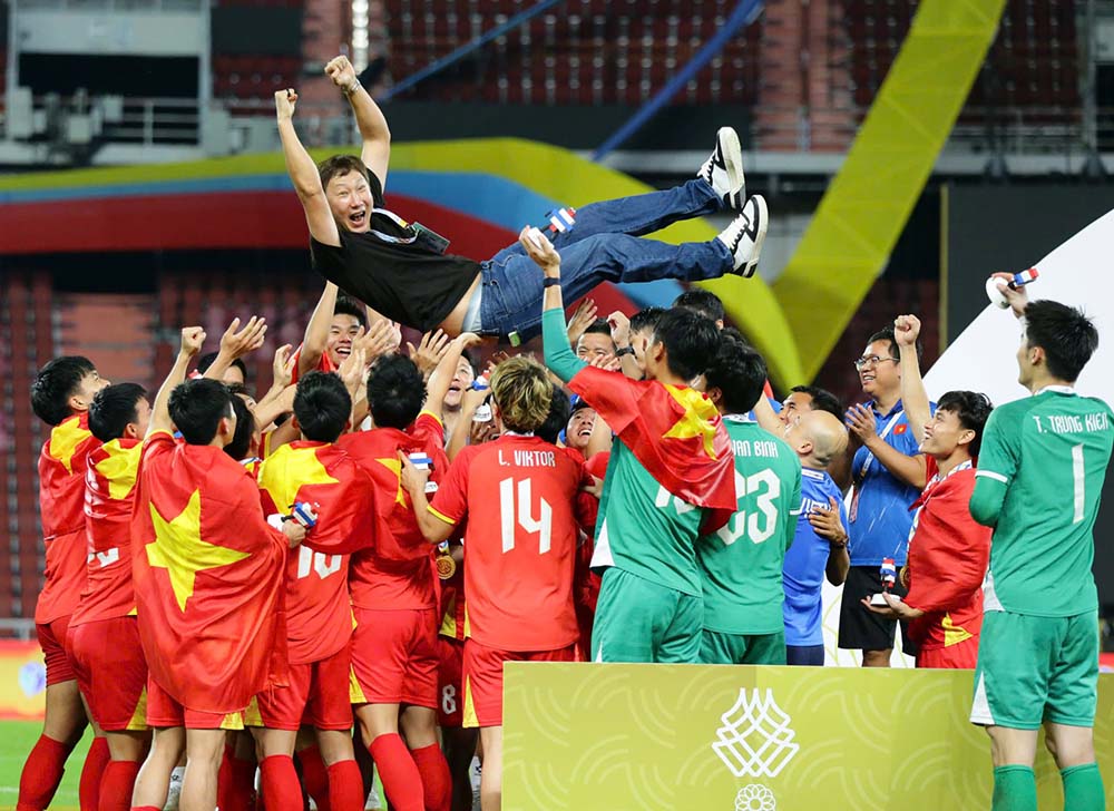 Coach Kim Sang-sik and 3 members of the U22 Vietnam coaching staff receive certificates of merit from the Prime Minister. Photo: VFF