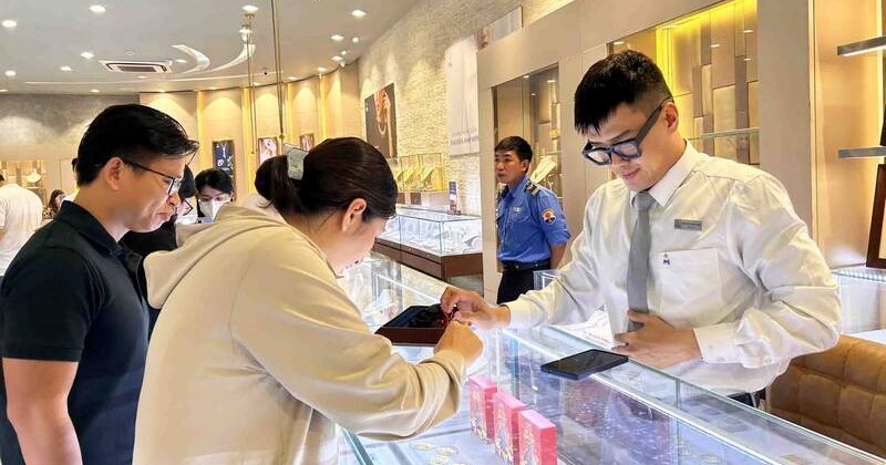 Thị trường vàng TP.HCM: Sức mua tích lũy chiếm ưu thế